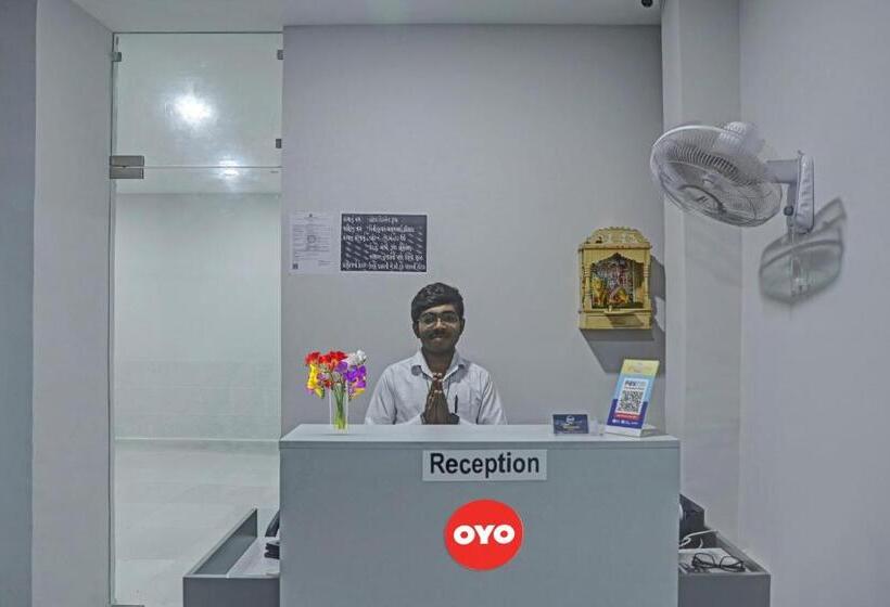 فندق Oyo 90450 Weekend Rooms