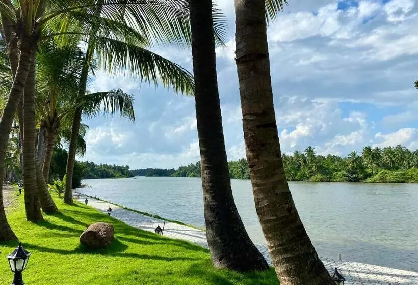 ホテル Lagoon Sarovar Premiere Resort   Pondicherry