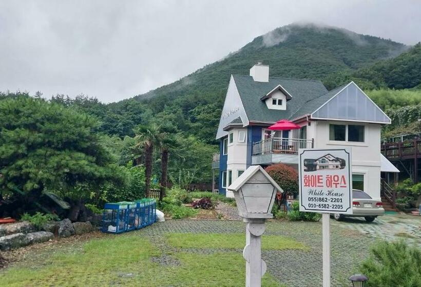 ペンション White House