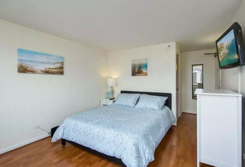 Modern Waikiki Sleek Studio