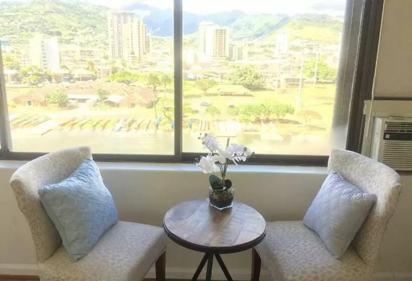 Modern Waikiki Sleek Studio