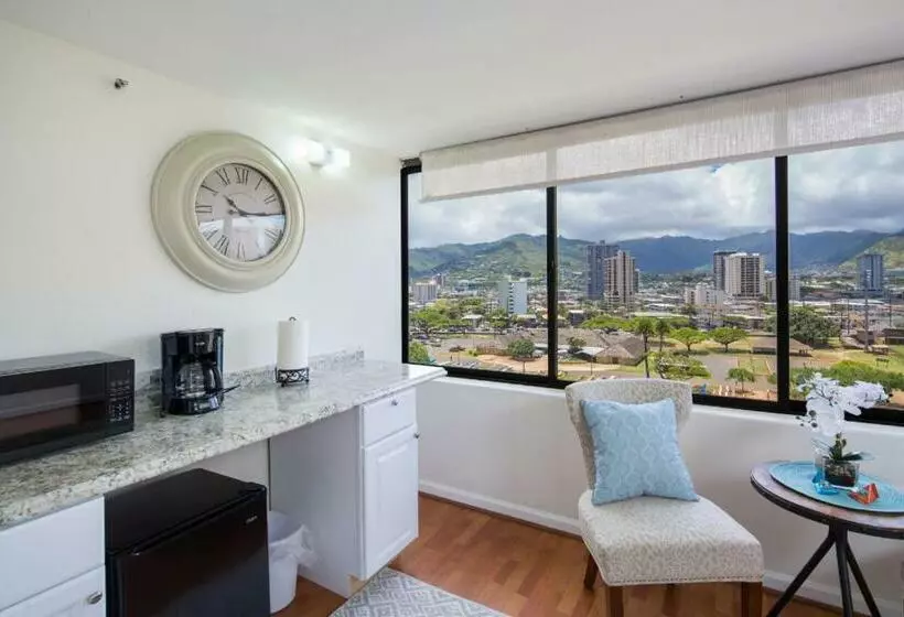 Modern Waikiki Sleek Studio