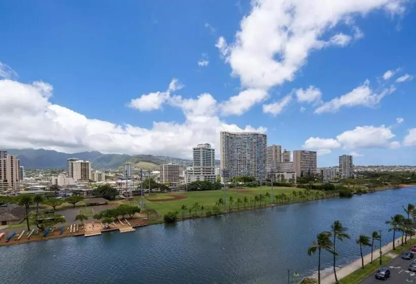 Modern Waikiki Sleek Studio