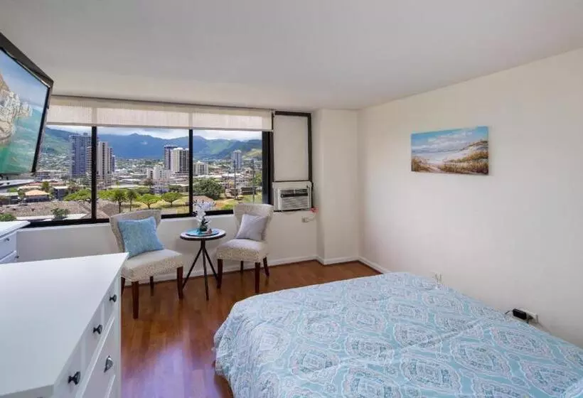 Modern Waikiki Sleek Studio