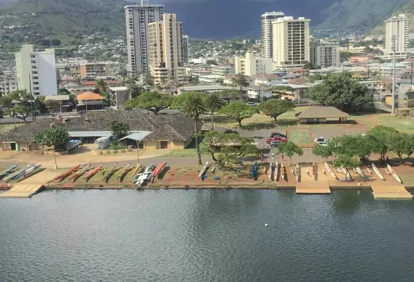 Modern Waikiki Sleek Studio