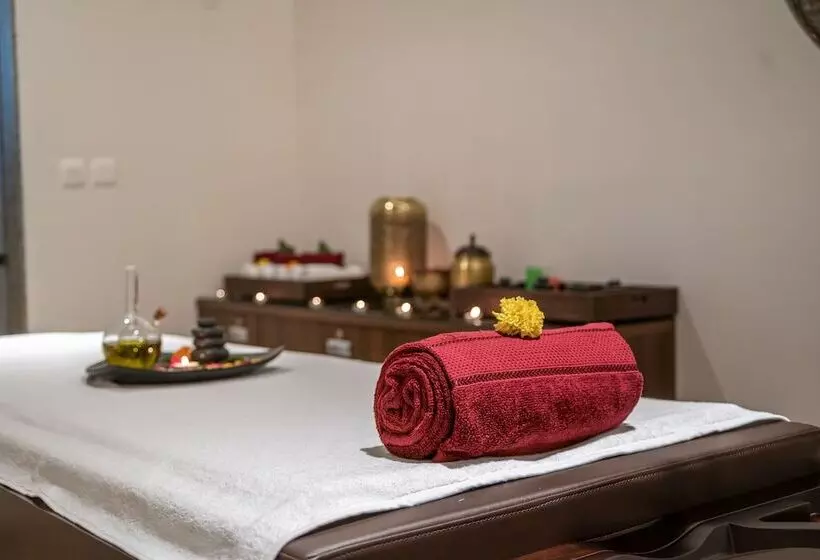 ホテル The Neemaya