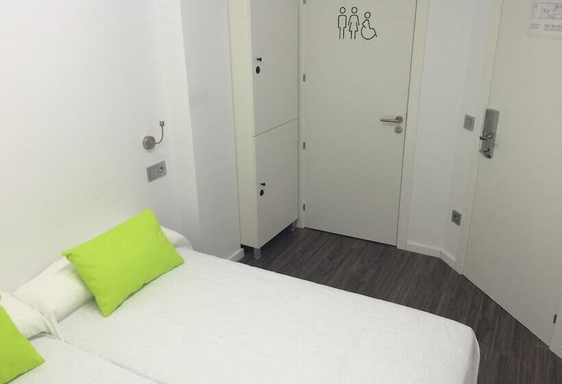 Chameleon Youth Hostel Alicante