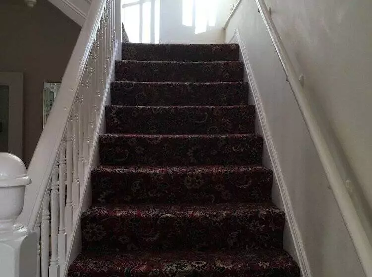 هتل Castle Lodge Guest House 86 88 Sheil Rd L6 3af