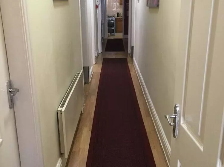 هتل Castle Lodge Guest House 86 88 Sheil Rd L6 3af