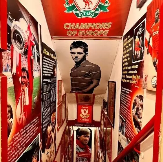 هتل Castle Lodge Guest House 86 88 Sheil Rd L6 3af