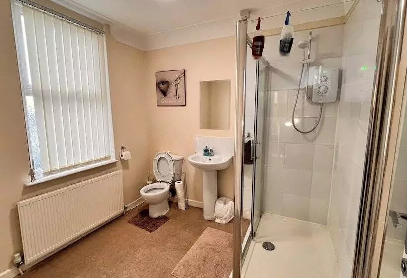 هتل Castle Lodge Guest House 86 88 Sheil Rd L6 3af