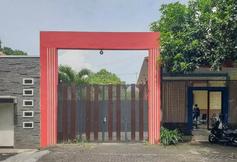 Hotelli Bromo 22 Homestay Syariah Near Terminal Bayuangga Probolinggo Mitra Reddoorz