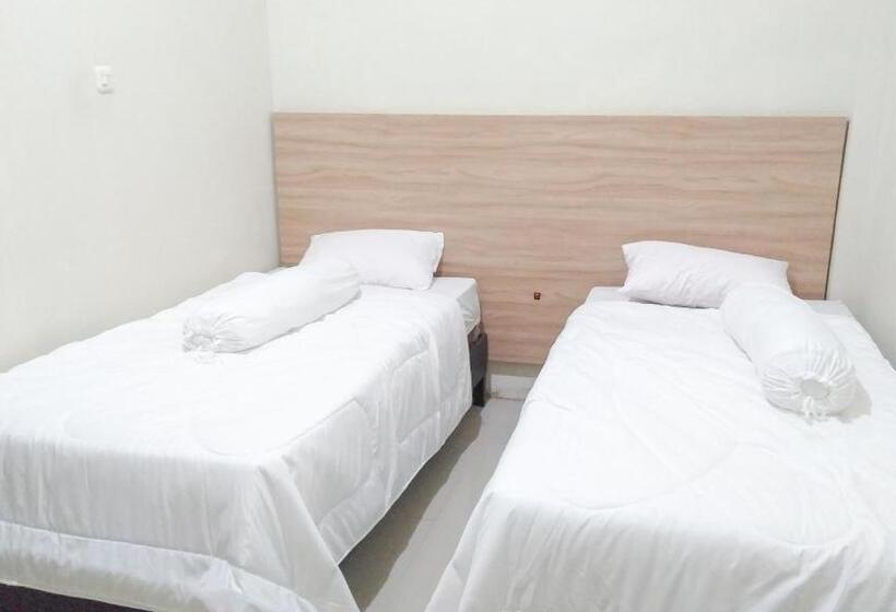 Otel Reddoorz Syariah At Karema Area Mamuju