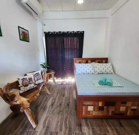 Retkeilymaja Ashburn S Transient Bauang La Union   Barkada, Limited Parking, Self Check In, Self Service