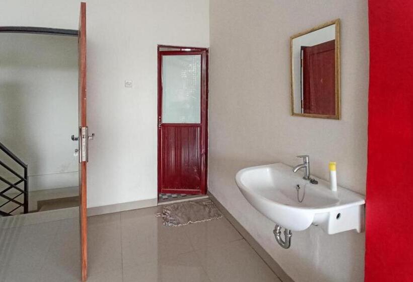 Hotel Reddoorz Syariah Near Sentani City Square