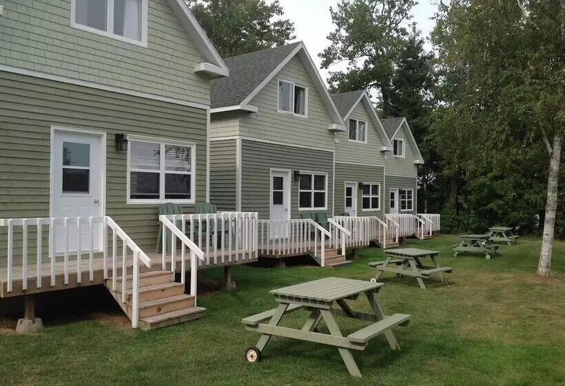 Hotelli Briarwood Coastal Cottages & Lodge
