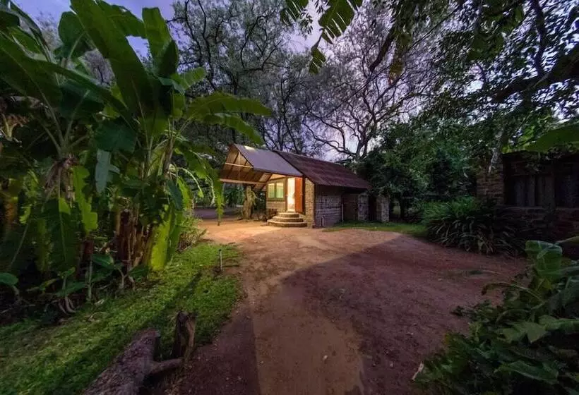 호텔 Kunene River Lodge