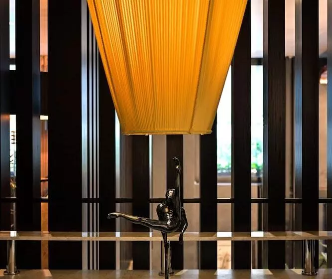 هتل The One Alma Paris