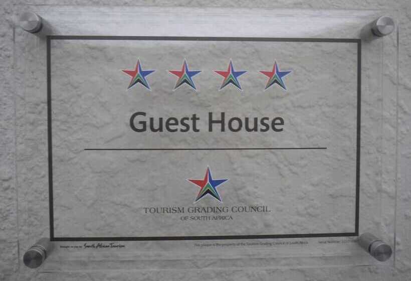 بنسيون Claires Of Sandton Luxury Guest House