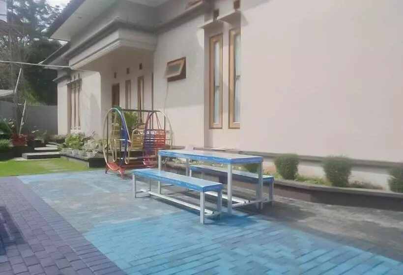 Hotelli Kedai Oma Syariah Mitra Reddoorz