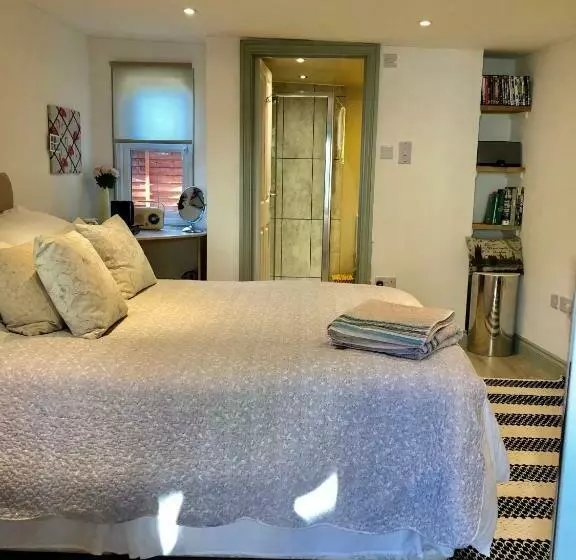 Majatalo Kwetu Cabin