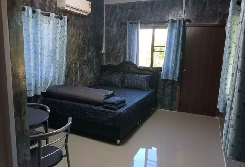 Majatalo Pornsomkit Room