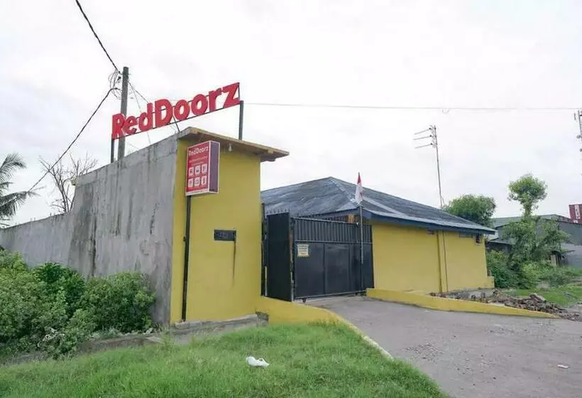 هتل Reddoorz Near Ekowisata Mangrove Belawan