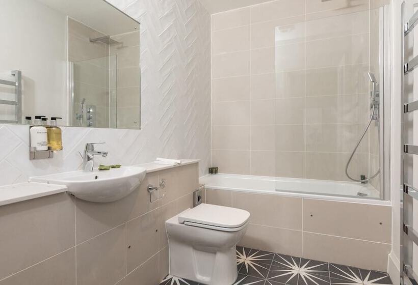 בית מלון כפרי The Chequers Inn