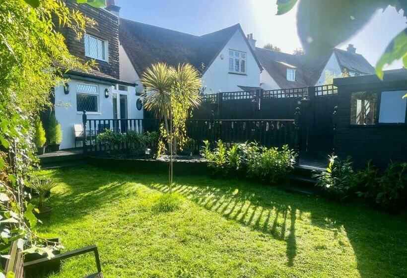 Pension Beddington Park Lodge East