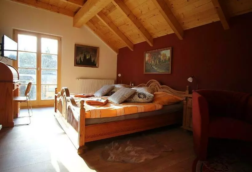 Pension Und Falknerei An Der Alten Schmiede