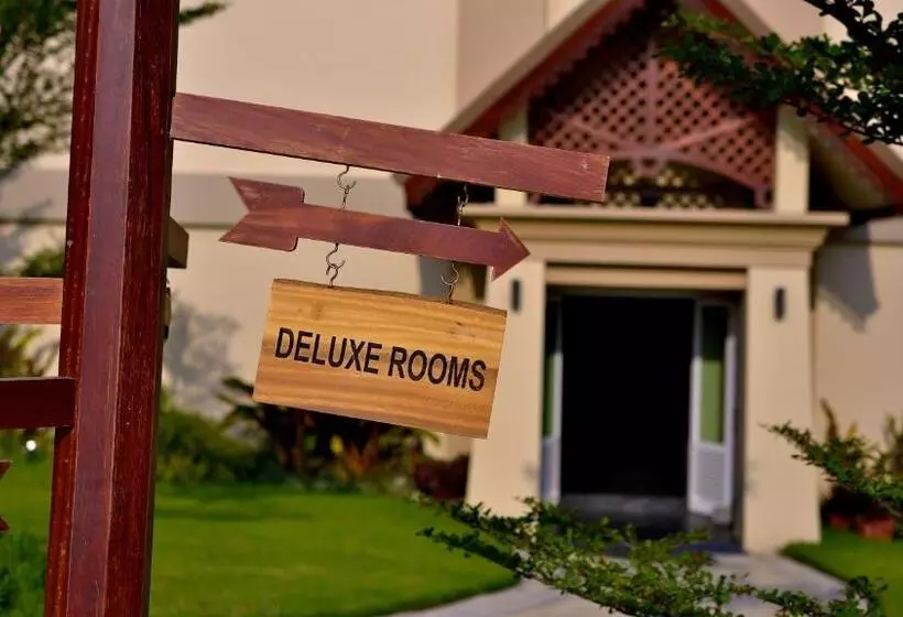 בית מלון כפרי Emerald Palace