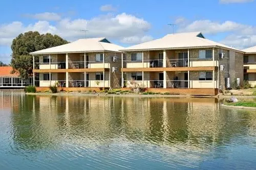 Отель Lakeside Apartments And River Resort Villas