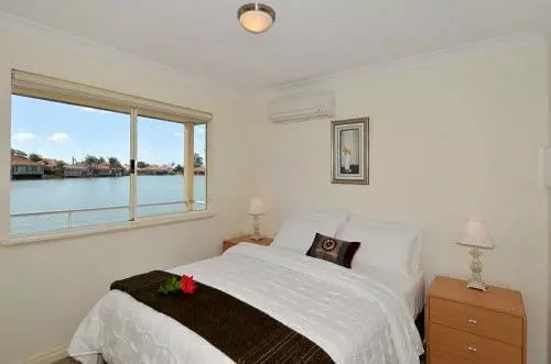 Отель Lakeside Apartments And River Resort Villas