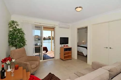 Отель Lakeside Apartments And River Resort Villas