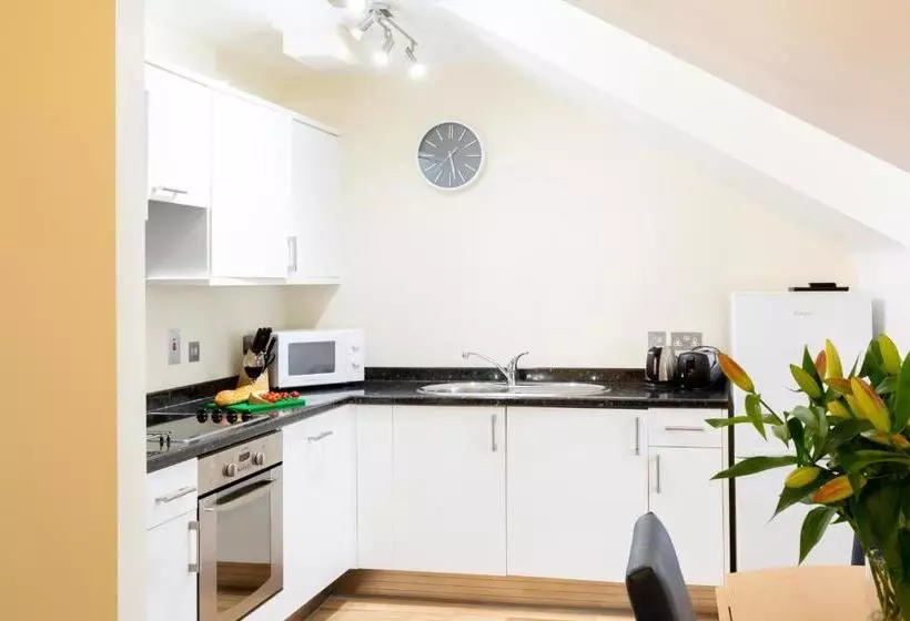 בית מלון כפרי Saco Jersey   Merlin House