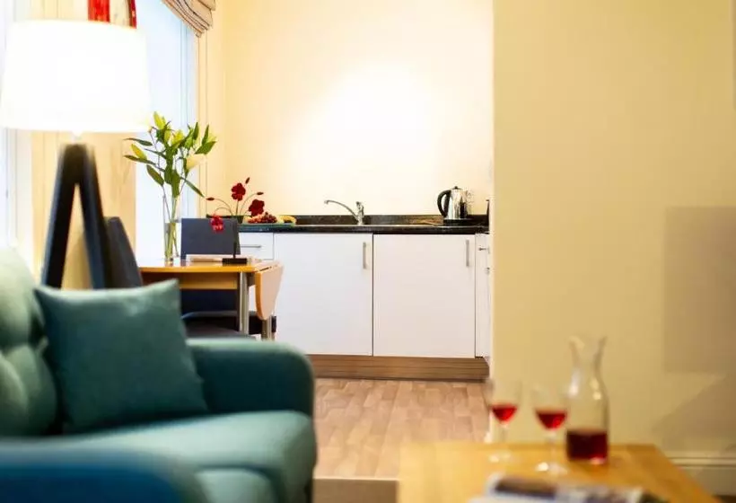 בית מלון כפרי Saco Jersey   Merlin House