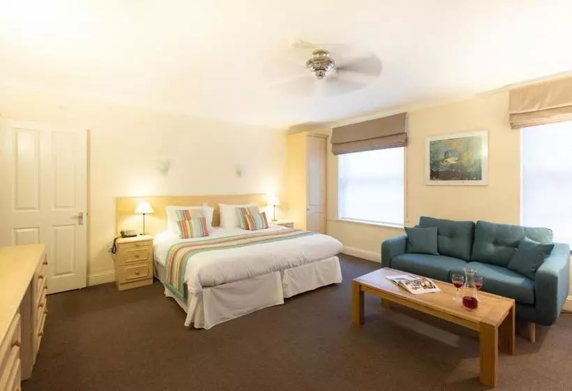 בית מלון כפרי Saco Jersey   Merlin House