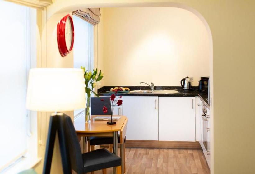 בית מלון כפרי Saco Jersey   Merlin House