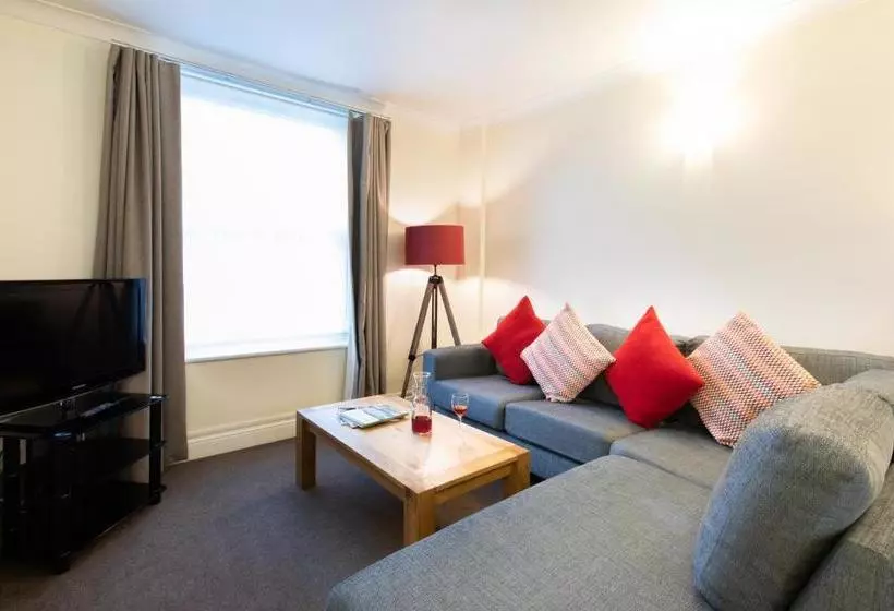 בית מלון כפרי Saco Jersey   Merlin House