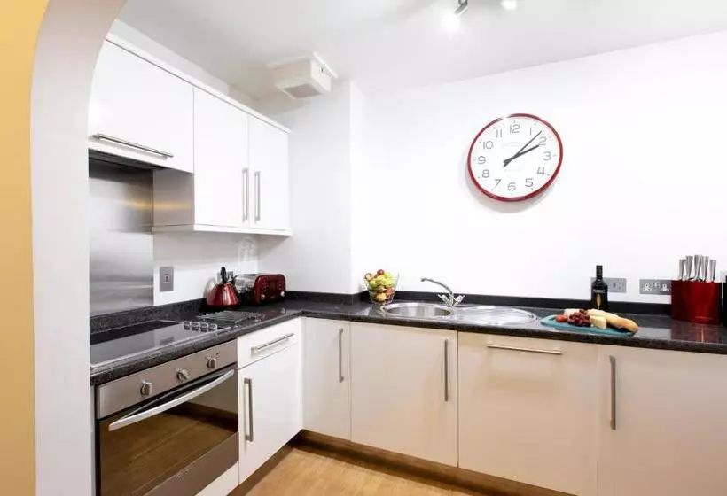 בית מלון כפרי Saco Jersey   Merlin House