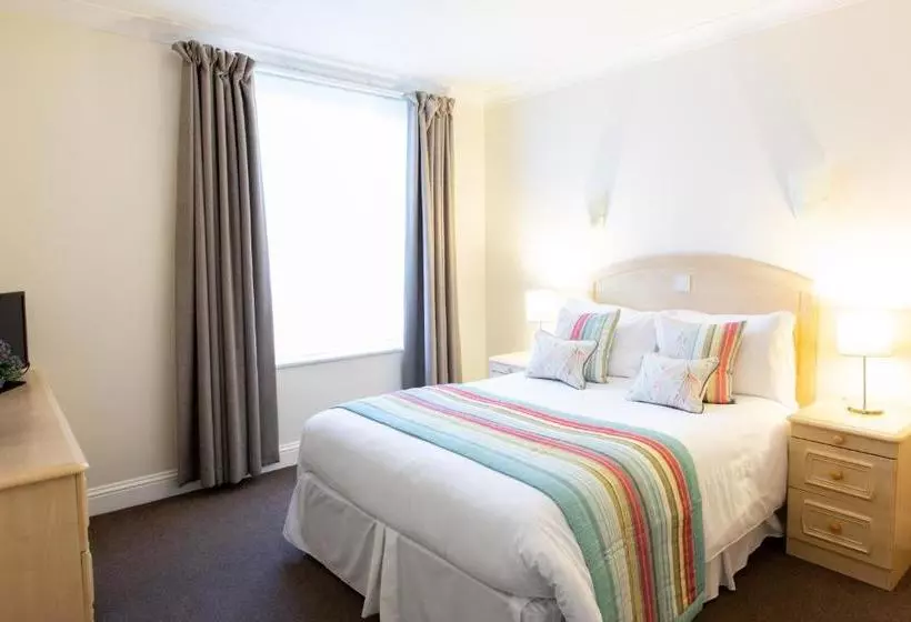 בית מלון כפרי Saco Jersey   Merlin House