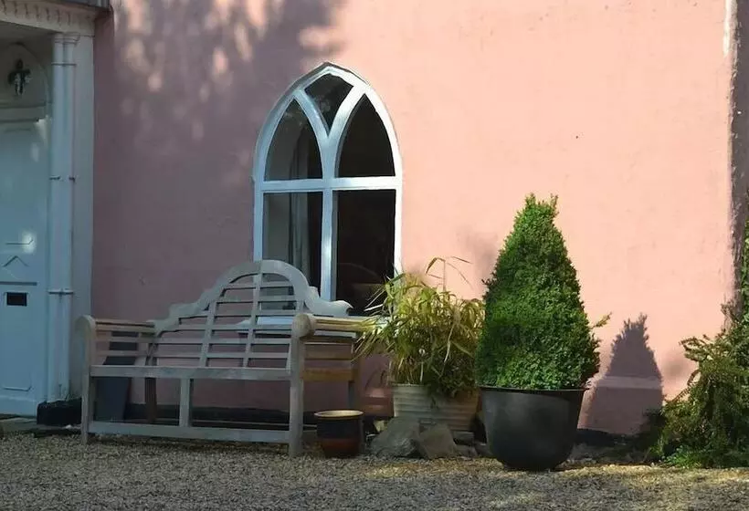 پانسیون The Cottage Guest House