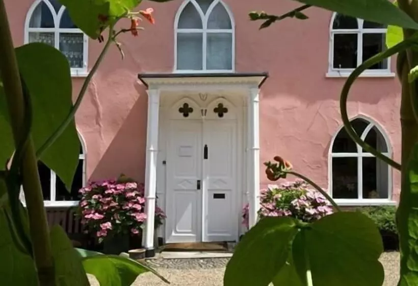 پانسیون The Cottage Guest House