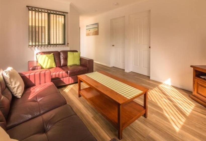 فندق Riverview Tourist Park