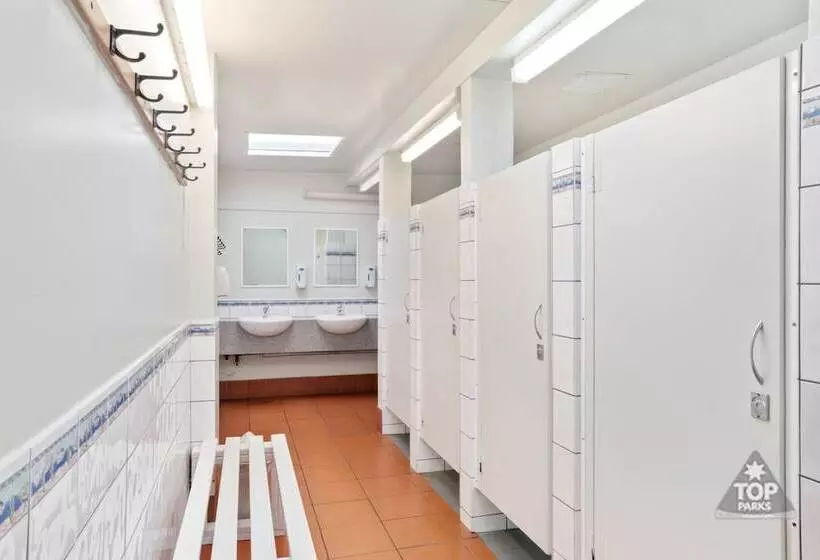 Отель Riverview Tourist Park