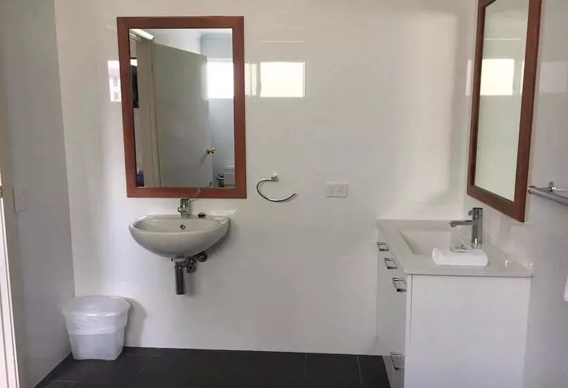 Отель Riverview Tourist Park