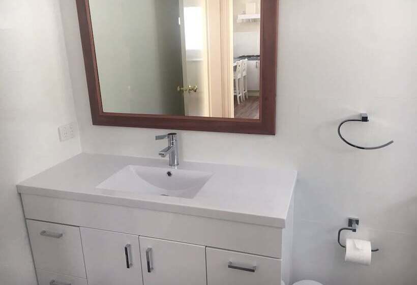 فندق Riverview Tourist Park