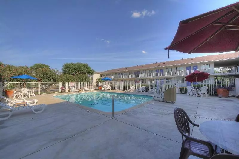 Motel 6 San Antonio, Tx Six Flags Fiesta Tx  La Cantera Area