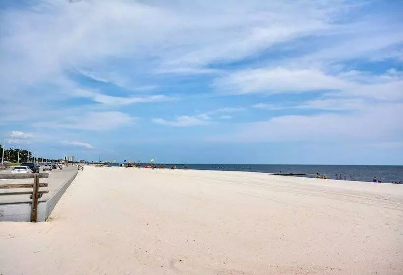 Motel 6biloxi, Ms  Beach