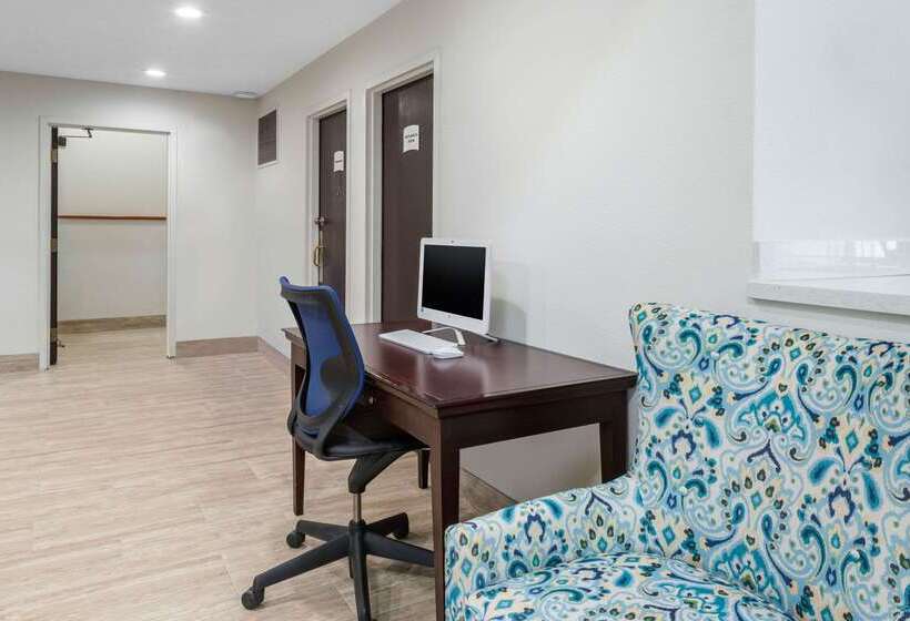 فندق على الطريق Quality Inn